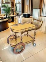 Chariot de service Royal Palace, chariot de salle à manger, chariot utilitaire vintage français médiéval doré, chariot de restaurant d'hôtel, chariot de chambre