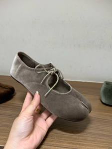 รองเท้าบัลเล่ต์แบบสวมปลายแยกหนังกลับสำหรับผู้หญิงขายส่ง, รองเท้าส้นเตี้ยแบบผูกเชือกสไตล์แมรี่เจน - Product Image 3