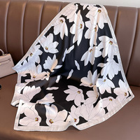 Foulard carré en soie 70 cm personnalisé motif Paisley en terre cuite pour femme, décoration de cou aux tons terreux chauds avec pompons