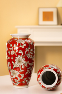 Vase en céramique rouge festif à motifs floraux pour la décoration de table de réception de mariage - Product Image 2