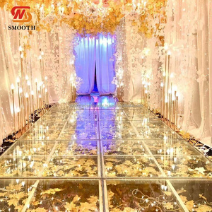 เวทีงานแต่งงานทรงสี่เหลี่ยมแบบใส กระจกนิรภัยอย่างดี ขายดี พร้อมแผงดอกไม้ประดิษฐ์แบบกำหนดเองได้ - Product Image 2