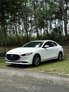 <span class=keywords><strong>Mazda</strong></span> <span class=keywords><strong>3</strong></span> Axela <span class=keywords><strong>2022</strong></span> 1.5L Essence Automatique Berline avec Sièges Foncés, Éclairage LED, Bon État Extérieur, <span class=keywords><strong>Prix</strong></span> Abordable, Conduite à Gauche, Occasion - Product Image 2