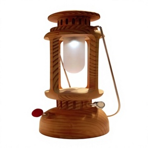 Lanterne en bois naturel faite à la main avec panneaux en verre et impression personnalisable pour la décoration de Noël à la maison, écologique - Product Image 6