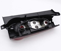 Feu arrière de porte jumelle rouge foncé pour PEUGEOT Partner (12-19) côté passager arrière numéro de pièce 9677205580 VA1567