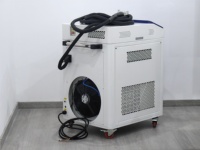 Machine de nettoyage au laser pulsé MOPA refroidie à l'eau 1000W 2000W, nettoyeur laser industriel pour éliminer la rouille, la peinture, la pierre, la brique, les graffitis
