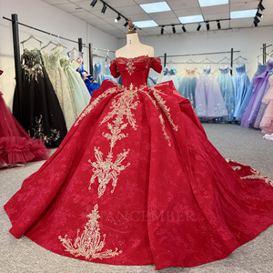 Robe de bal longue rouge Quinceañera Dy6980 avec dentelle dorée, appliques florales, volants, épaules dénudées et traîne chapelle pour anniversaire - Product Image 4