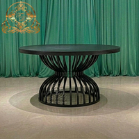 Mesa Ovalada Elegante y Moderna de Lujo para Comedor de Hotel, Banquetes de Boda, con Patas Doradas, Tapa de Cristal Espejo y Estructura de Acero Inoxidable