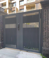 Portail d'entrée de grande propriété en fer forgé et cuivre, porte principale, clôture architecturale moderne et spectaculaire pour hôtels, hôpitaux, exclusif