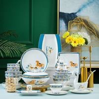 Service de table en porcelaine élégant à motif cheval et bordure dorée, vaisselle en céramique bleue et blanche pour restaurant, idéal pour la maison, les banquets et les mariages