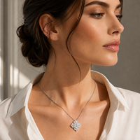 Pendentif en moissanite certifié GRA VVS en forme de fleur à quatre pétales, en argent S925 plaqué or blanc, serti de quatre griffes sécurisées, avec chaîne fine.