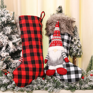 TC Nouvelle Collection Noël 3D 48*28cm Poupée Gnome Couple Chaussettes de Noël à Carreaux Décorations Artisanales pour Déco de Fêtes - Product Image 5