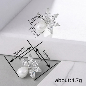 Orecchini a Perno con Motivo Floreale per Donne, Design Elegante con Perline, Accessori per Orecchie da Indossare Quotidianamente - Product Image 4