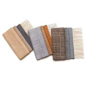 Bufanda Reversible de Doble Diseño, un Lado con Patrón de Pata de Gallo y el Otro Lado con Color Sólido, con Borlas a Juego - Product Image 3