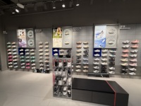 Yihe Luxe : Service Personnalisé Clé en Main pour Présentoirs Muraux DIY en Métal pour Vêtements et Chaussures, Autoportant et Facile à Assembler