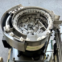 Alimentateur vibrant sur mesure avec grande trémie pour système de tri et d'alimentation des bouchons en plastique