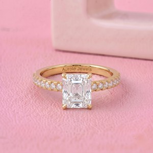 Anillo Solitario de Diamante Corte Radiante con Engaste de Águila y Tallo de Oro Macizo Pavé para Joyería Fina Nupcial de Diseñador - Product Image 1