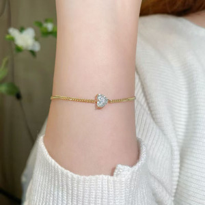 Bracelet minimaliste et délicat en or jaune 18 carats avec diamant de laboratoire taille cœur à trois griffes, ajustable, pour femme, bijoux fins - Product Image 4