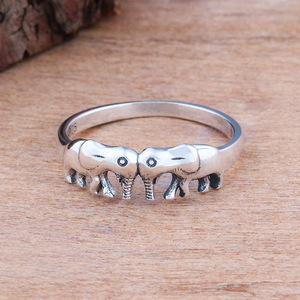 Anello Unisex a Forma di Elefante in Tono Argento, Accessorio di Moda - Product Image 1