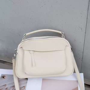 Grand sac à main de luxe pour femmes fourre-tout décontracté mignon et confortable avec fermeture à glissière et décoration de chaînes léger pour dames - Product Image 1