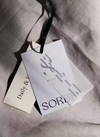 Étiquettes à suspendre en papier personnalisées Offre Spéciale pour chaussures et sacs Étiquettes de vêtements fabriquées par timbre avec étiquettes personnalisées Nom de la carte de remerciement