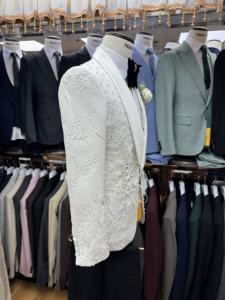 Élégant Costume Trois Pièces Blanc pour Homme, Coupe Ajustée, Idéal Mariages, É<span class=keywords><strong>v</strong></span>énements Formels et Occasions Spéciales, Design Classique, Chic et Intemporel - Product Image 3