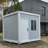 Maison conteneur modulaire en acier préfabriquée avec fenêtres et panneaux sandwich isolés pour bureau temporaire ou projet de dortoir