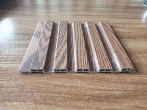 Decking composé en plastique en bois avec la surface douce d'installation facile cachée d'attaches