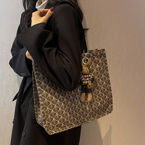 2025 nuevo bolso de mano con abalorio de conejo a cuadros diseño moderno práctico y hermoso - Product Image 2