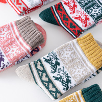 Nouveau design Chaussettes mi-tube de style national pour femmes Chaussettes en laine de lapin d'hiver chaudes Chaussettes de Noël