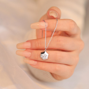 Collier Pendentif Cube Géométrique Creux en Argent Sterling S925, Simple et Unique, pour Femme, Tenue Quotidienne, Cadeau Élégant, Chaîne de Clavicule - Product Image 4