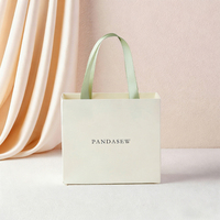 Sac shopping en papier d'art de luxe personnalisé avec logo en feuille d'or et poignée en ruban satiné, sac en papier de haute qualité pour l'emballage de vêtements, sac cadeau