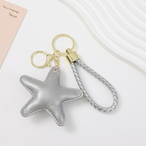 Llavero de estrella de cinco puntas de cuero PU suave con correa trenzada para muñeca, colgante de bolso de color sólido Kawaii, llavero portátil para coche - Product Image 5