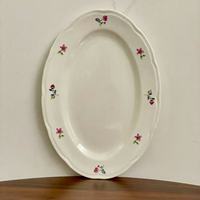 Service de table en céramique à motifs floraux vintage avec bord festonné, comprenant une assiette ovale, des bols, des tasses et des soucoupes pour la maison