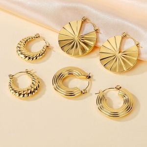 Pendientes de Aro de Oro de 18k PVD con Diseño de Mariposa y Flor, Hipoalergénicos, de Acero Inoxidable, para Mujer, Venta al por Mayor de Joyería Personalizada - Product Image 2