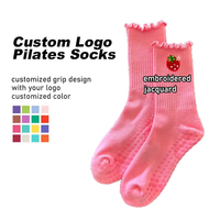 Chaussettes de yoga Pilates avec motifs avec logo personnalisé antidérapant Gym Fitness fraise collant broderie Logo à froufrous à volants Grip