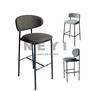 Chaise <span class=keywords><strong>de</strong></span> <span class=keywords><strong>bar</strong></span> en métal à dossier circulaire style luxe léger Foshan, tabouret <span class=keywords><strong>de</strong></span> restaurant à dossier haut pour <span class=keywords><strong>6</strong></span> hôtels, salles à manger, espaces extérieurs et centres commerciaux - Product Image 1
