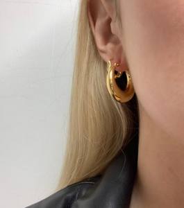 <span class=keywords><strong>Boucles</strong></span> <span class=keywords><strong>d</strong></span>'<span class=keywords><strong>oreilles</strong></span> <span class=keywords><strong>créoles</strong></span> classiques vintage <span class=keywords><strong>en</strong></span> <span class=keywords><strong>acier</strong></span> <span class=keywords><strong>inoxydable</strong></span> 316L doré, épaisses et creuses - Product Image 4