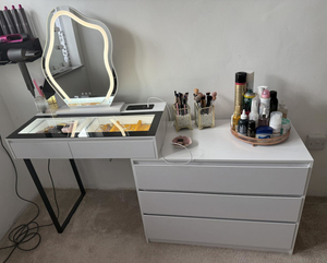 Factory Direct Glass Top <b>Makeup</b> Vanity Dressing Tables <b>with</b> <b>LED</b> <b>Lights</b> Cloud-Shaped <b>Mirror</b> and Charging Station - Product Image 4