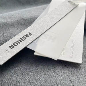 Étiquettes suspendues personnalisées de luxe en PVC givré <span class=keywords><strong>translucide</strong></span> avec logo en relief <span class=keywords><strong>pour</strong></span> vêtements, jeans et maillots de bain - Product Image 5