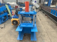Machine de formage à froid de panneaux solaires en forme de M