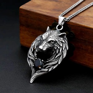 Yunnique – collier avec pendentif tête de loup en acier inoxydable pour hommes, design animal vintage, serti de pierres, chaîne de 60cm, cadeau - Product Image 3