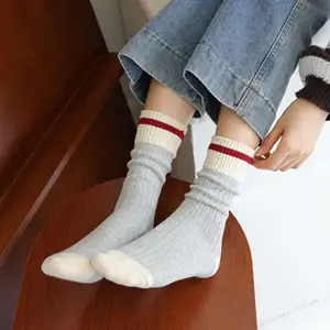 Japanische kunstvolle kontrastfarben dicke Linien-Mädchen-Socken weiche Baumwolle atmungsaktiv Mode gestreifte Damen-Socken