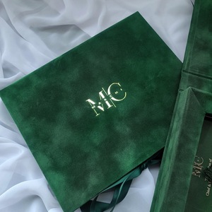 Personalisierte Hochzeitsmonogramm Smaragdgrüne Samt Luxus Hochzeitseinladungsbox Acryl-Hochzeitseinladungen in Box mit Quaste - Product Image 5