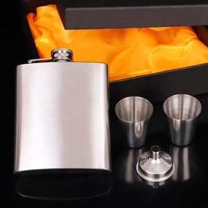 2024 bán chạy nhất cổ điển Thép không gỉ <span class=keywords><strong>Hip</strong></span> <span class=keywords><strong>Flask</strong></span> Set mini độc đáo <span class=keywords><strong>Flask</strong></span> với tass cigaret trường hợp Top người bán trong USA - Product Image 3