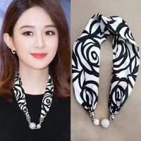 Écharpes Fantaisie à Pendentif pour Filles, Foulard en Soie Imprimée avec Boucle Magnétique, Écharpe de Cou, Collier Pendentif de Luxe pour Femmes, Foulard pour Cheveux