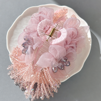 Pince à cheveux Super Féerique en Organza avec Fleurs, Faite à la Main, Perles et Long Pompon, Pince Requin de Luxe pour Mariage