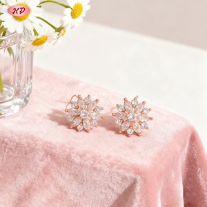 Pendientes de tuerca de latón chapado en oro de 18K con circonitas florales talladas en forma de corazón y pétalo, joyería para mujer para fiestas y citas, venta al por mayor - Product Image 2