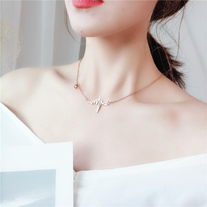 Cadeau pour la Saint-Valentin, collier avec pendentif en forme de cœur ECG en or 18 carats PVD pour femmes |   Collier ras du cou en acier inoxydable - Product Image 5