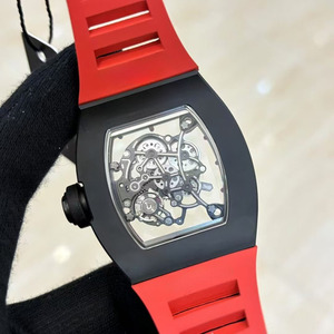 Une nouvelle montre sport pour homme, tendance, haut de gamme, de qualité supérieure, avec réserve de marche, bracelet en caoutchouc, étanche et squelettée, à mouvement mécanique. - Product Image 3