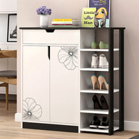 Meuble à chaussures simple et moderne en bois blanc chaud, type armoire, avec rangement et cloison, idéal pour les entrées étroites et les petits appartements